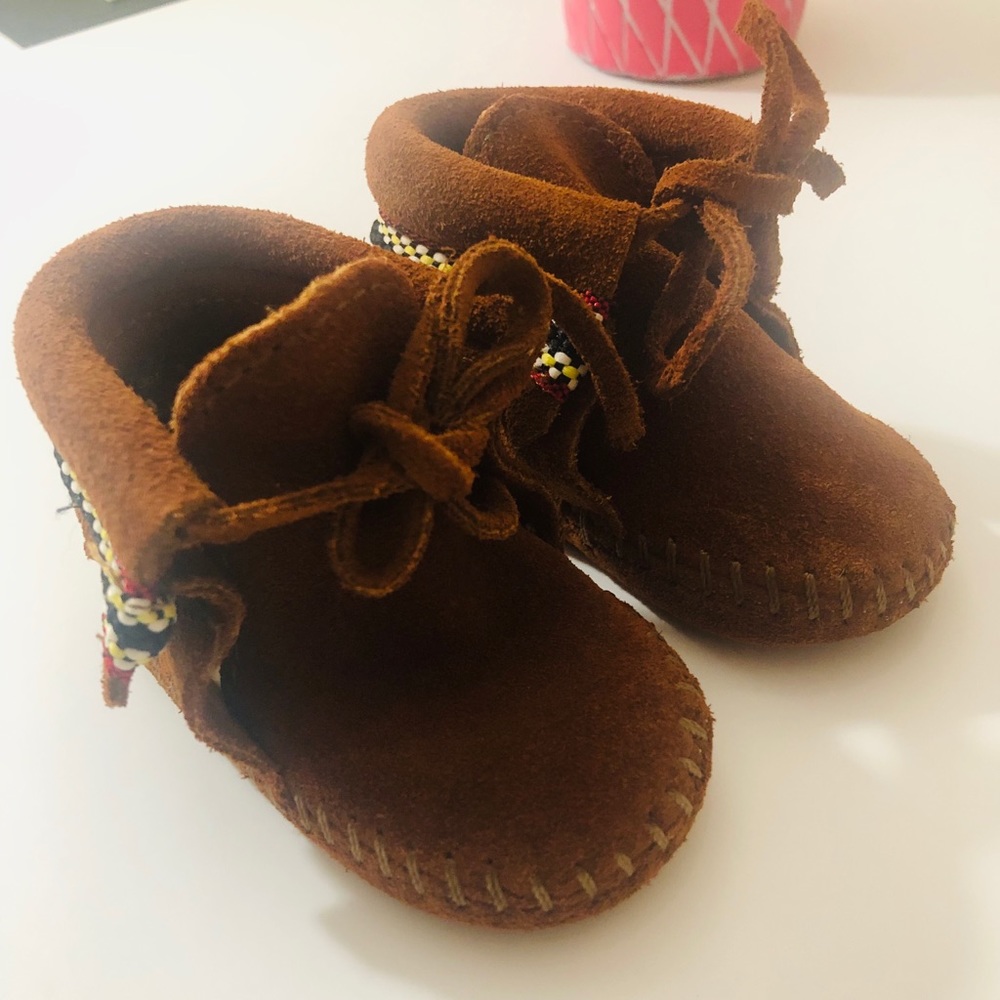 Minnetonka Moccasins Braid on Cuff Bootie - Picture 3 of 8